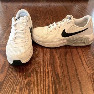 Nike Air Max women’s tennis shoes size 7